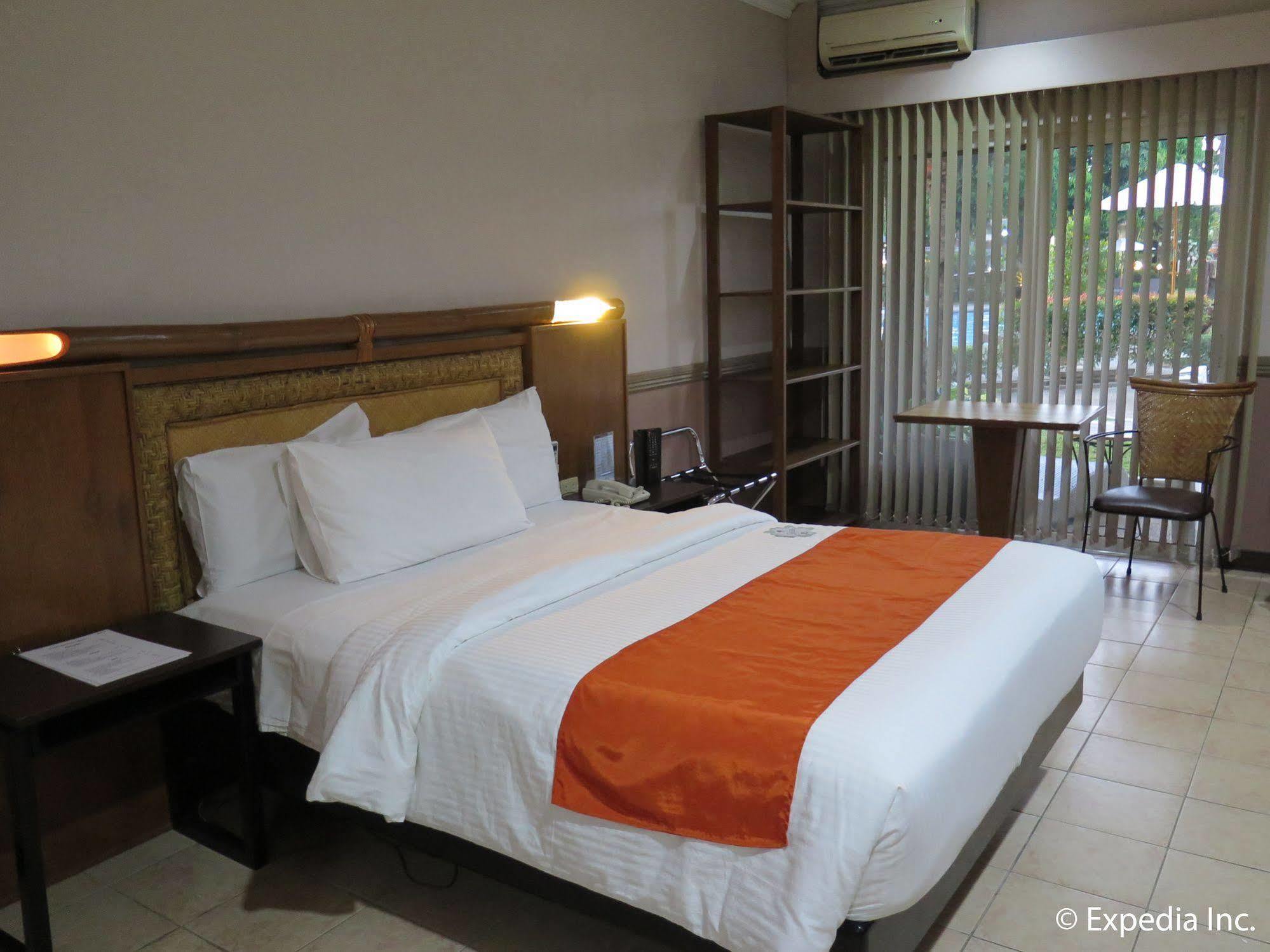 Batangas Country Club Otel Dış mekan fotoğraf